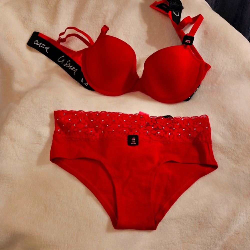 La Senza 32B bra set
